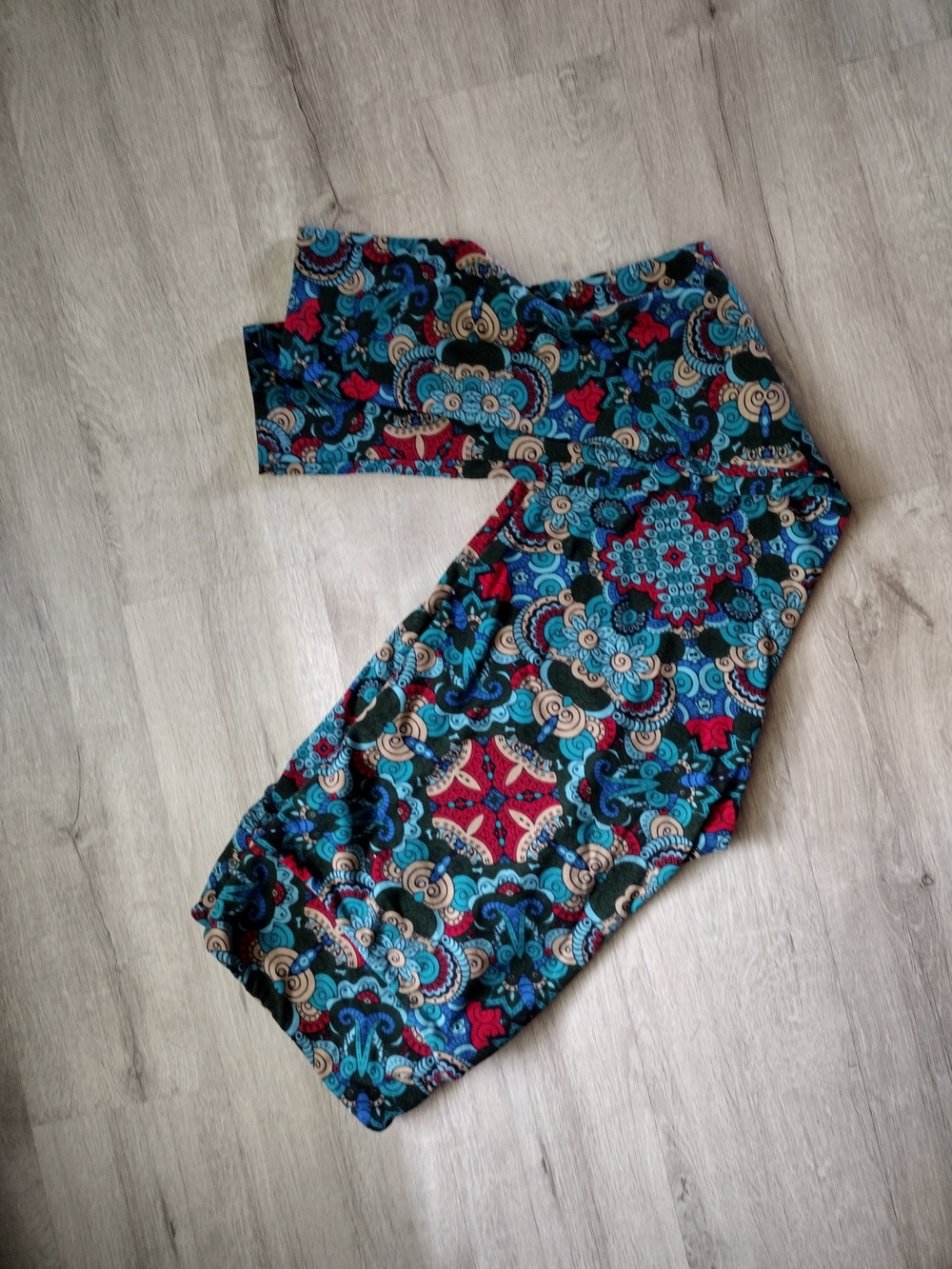 LuLaRoe Leggings in Teal, Red, Black & Cream Medallion Pattern